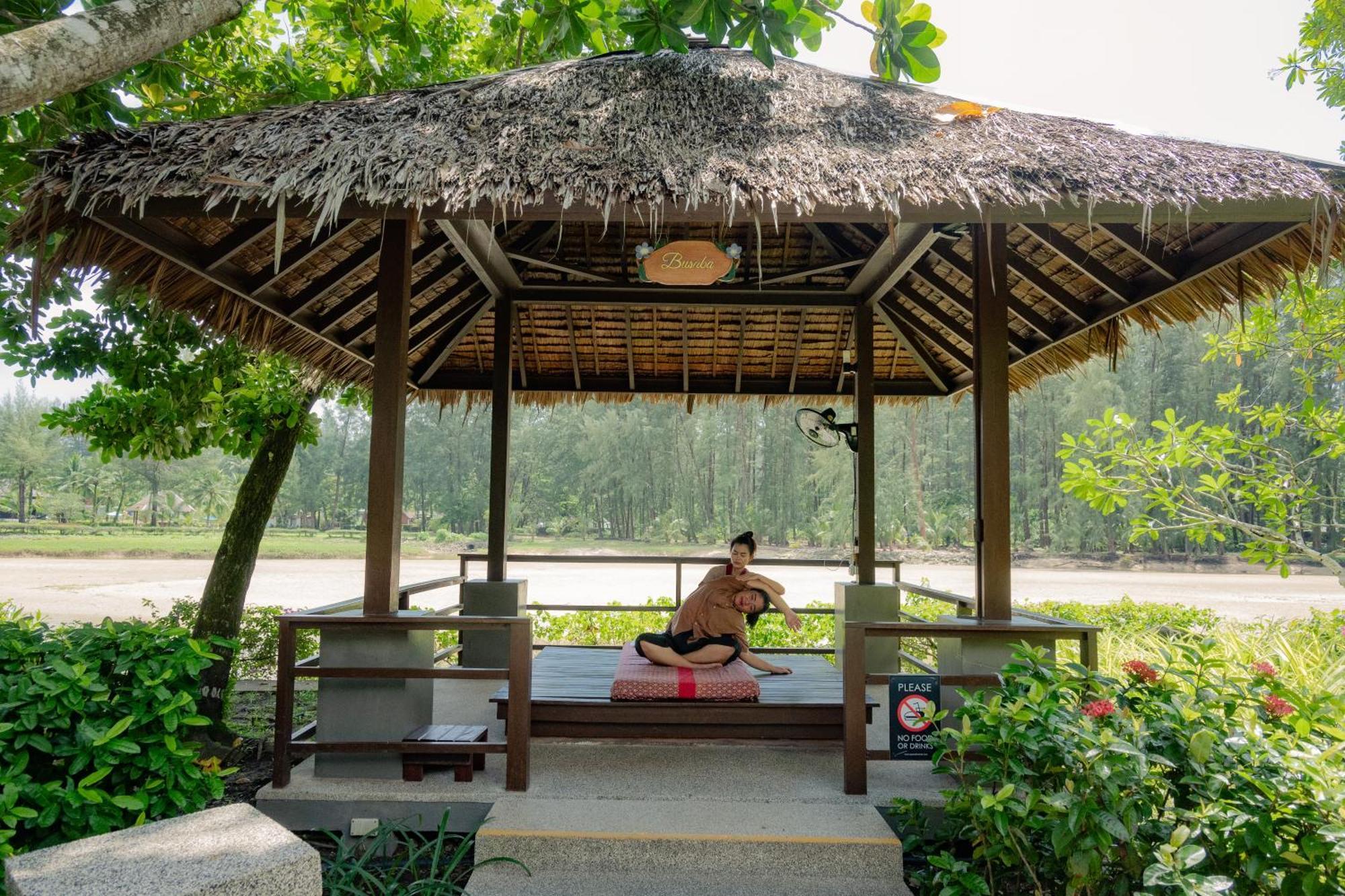 Apsara Beachfront Resort y Villa Khao Lak Exterior foto